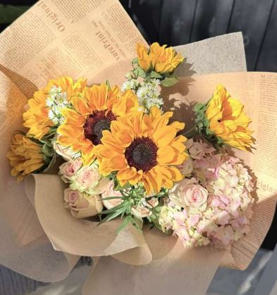 Atelier Choice- Wrapped Bouquet